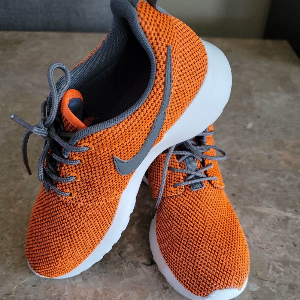 2013 Nike Roshe run boys shoes total orange 🍊us size 5.5Y